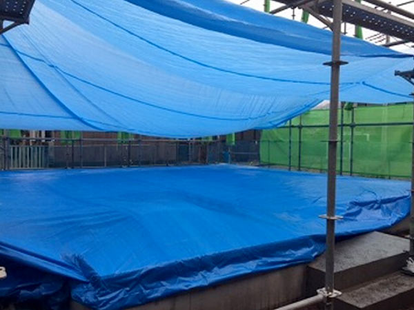 蓝色篷布使用中图示
